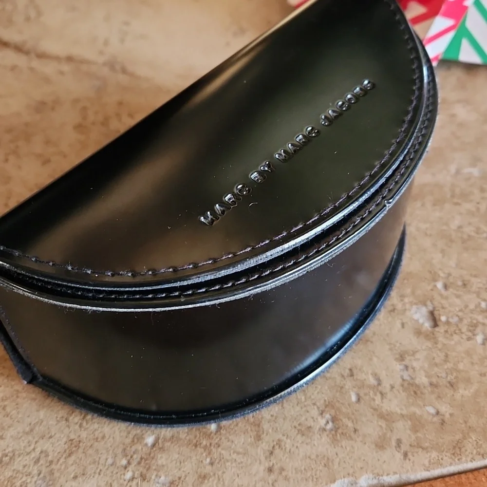 Marc by Marc Jacobs black hard shell eyeglass/sunglasses holder - Picture 3 of 11